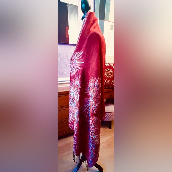 Exquisite Vibrant Red and Gold Paisley Wrap - Picture 10 of 16